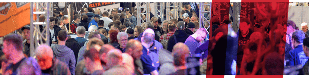 Gestalteter Header mit Besuchern unscharf im Hintergrund